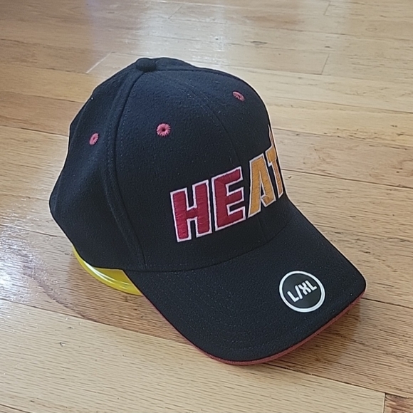 Miami Heat Black Flex Fit Red Under Visor Har Cap NBA L/ XL - Picture 3 of 8